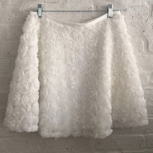 Club Monaco white rose shell mini skirt